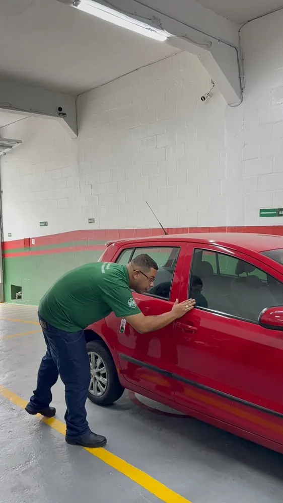 Vistoriador analisando a lateral do carro